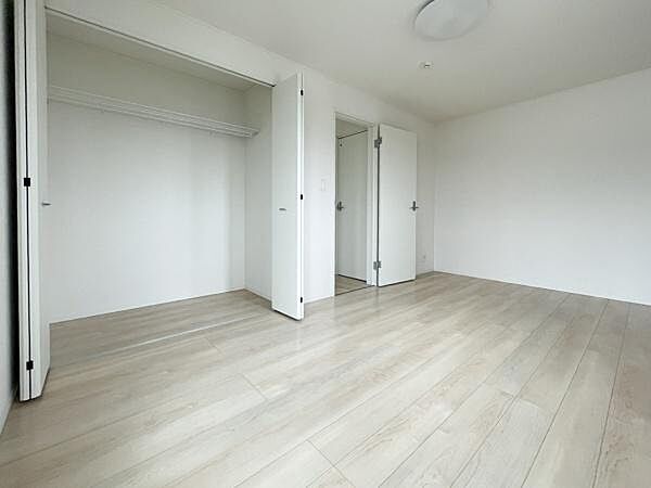 収納豊富な2階約7.5帖の洋室です。クローゼットが備え付けられており収納に便利です。白を基調とした内装で空間が広く見えます。窓からの自然光が室内にしっかりと入ります。
