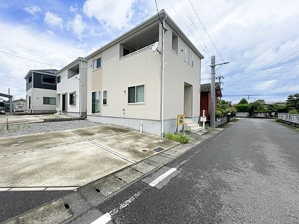 前面道路が広く見通しの良い環境です。現地は角地に位置しており開放感のある配置となっています。周囲には同様の住宅が並び整然とした街並みが広がります。駐車スペースもゆとりが感じられます。