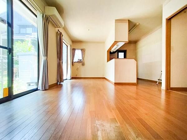 家族が集まり、自然と笑顔があふれる心和むリビング。温かみのある空間で、ゆったりとした時間が流れ、家族との絆を深める場所にピッタリな空間です。