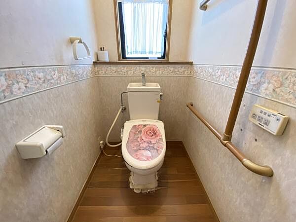 トイレには窓が付いているため常に新鮮な空気を取り入れることができます！