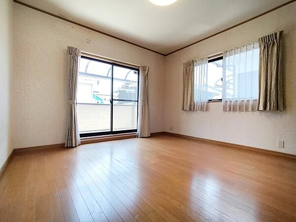 明るい日差しが差し込む、明るい雰囲気の洋室です。