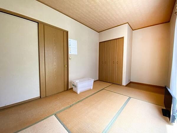 畳の温かみが感じられる和室は、どこか懐かしく、落ち着いた雰囲気を演出します。大きな窓から自然光が差し込み、明るく開放感のある空間が広がっています♪