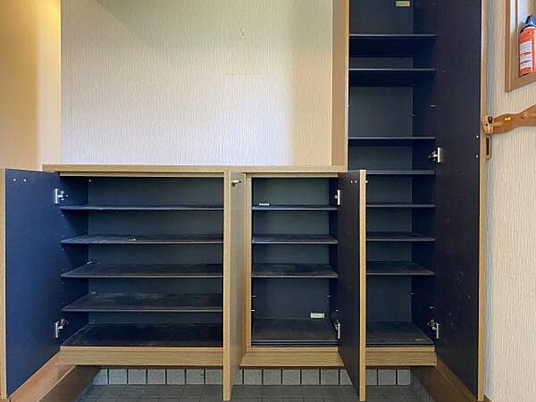 シューズボックスがたくさんの靴をすっきりと収納し、家族全員の靴がきちんと整理されます。靴の収納に悩むことや玄関が混雑する心配もありません！家族全員が快適に使えるスペースになっています♪