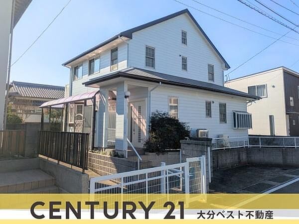 青空に映える、木造2階建てのかわいいお家です。お庭広々、日当たり良好の4SLDK！