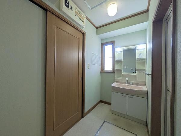 明るい光が差し込む洗面所は毎日心地よく使えます。窓付きで換気もしやすく清潔感を保ちやすい空間です。