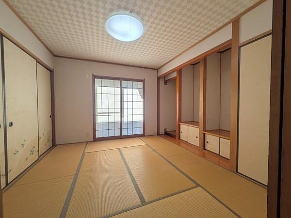 落ち着いた雰囲気の和室です。障子からやわらかな光が入り開放感を感じられます。ふすまにはさりげない絵柄が施されています。畳の感触を楽しめる空間です。隣室とのつながりも魅力的です。