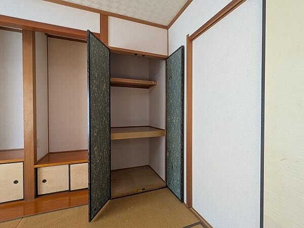 和室ならではの落ち着いた雰囲気が広がります。障子やふすまなど和の要素が設えられており収納スペースも豊富です。畳の柔らかな感触が足元に広がり空間の使い勝手が感じられます。
