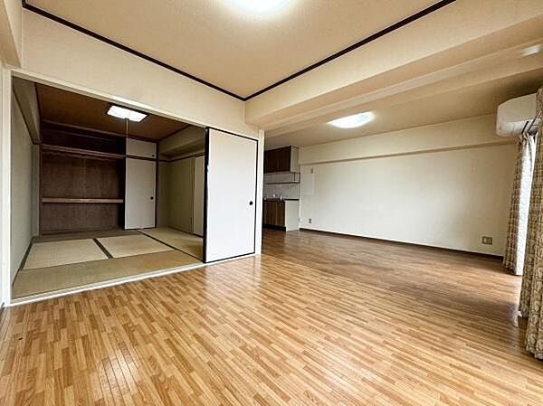 広々としたリビングが特徴的です。和室とリビングが繋がっており開放感があります。採光も良く明るい空間で、落ち着いた雰囲気も感じられます。