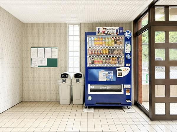 明るいエントランスには自動販売機が設置されています。ゴミ箱も近くにあり使いやすい環境が整っています。掲示板も設置されていて情報の共有が便利です。