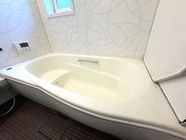 ゆったりとした広さのバスルームは、1日の疲れを癒す特別なリラックス空間。
