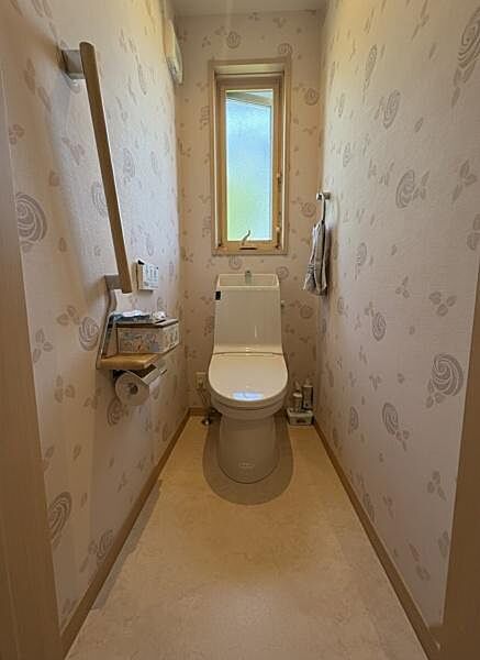 2階にもトイレがあり、忙しい朝や来客時にも便利です。