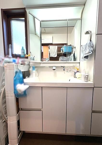 三面鏡は収納が多く洗面台周りをすっきり美しく保てます。朝の準備も効率的にできます！