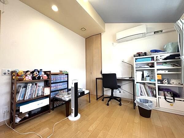 お子様部屋として使う際も、クローゼットに荷物をきちんと収納でき、すっきり過ごせる空間です。