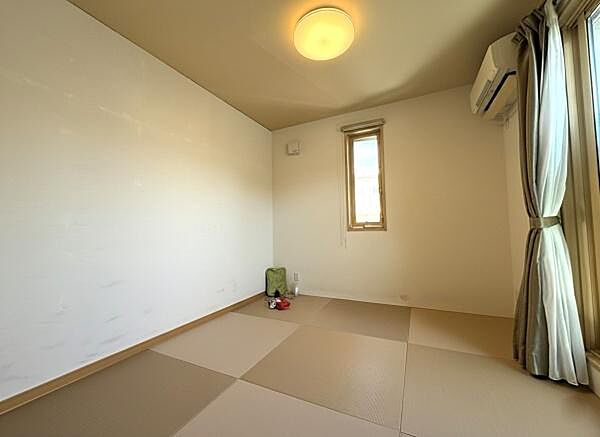 バルコニー付きの4.5帖の和室は収納スペースが充実しているのでお部屋がスッキリします♪