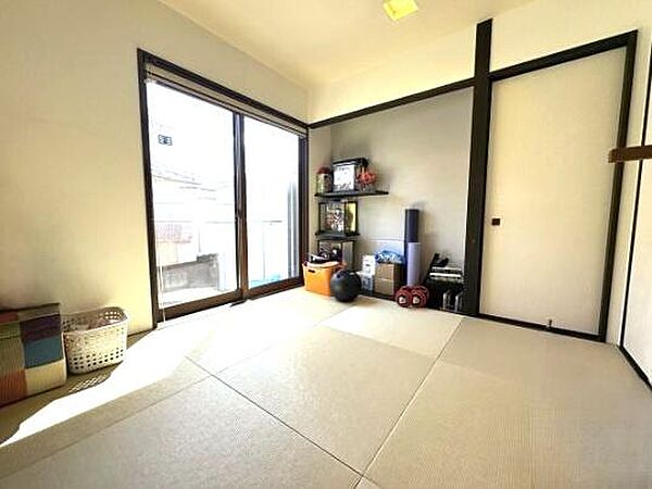 和室は多用途に使えるので、お子様の遊び場としても、ご家族や友人の集まりにも対応できます。ゆっくりとくつろぐスペースとしても活用できます。
