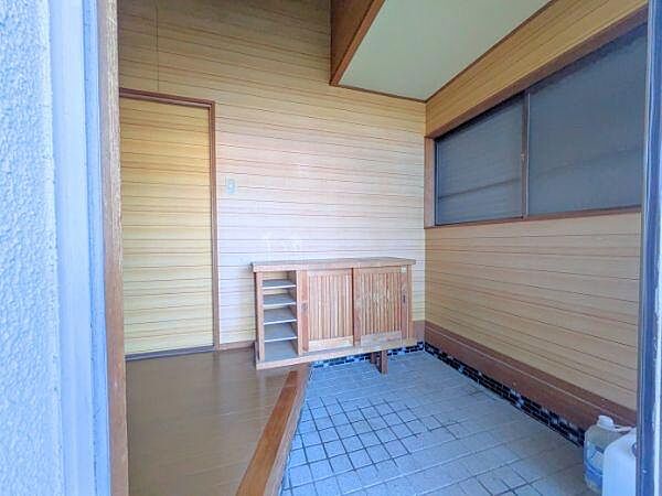 明るい木目調の玄関が印象的です。落ち着いた雰囲気でお出迎えできます。収納スペースがあり整理しやすい仕様です。広々とした空間で使い勝手も良好です。。