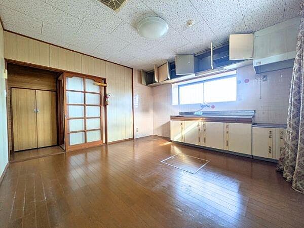 広々としたキッチンスペースが特徴です。大きな窓からの光が室内を明るく保ちます。収納も豊富で使いやすい配置です。落ち着いた木目調の内装が温かみを感じさせます。