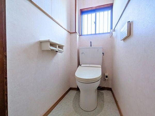 明るい窓から自然光が差し込むトイレです。シンプルな内装で清潔感があります。ペーパーホルダーも付いていて使いやすい空間です。コンパクトなレイアウトでお手入れも簡単です。