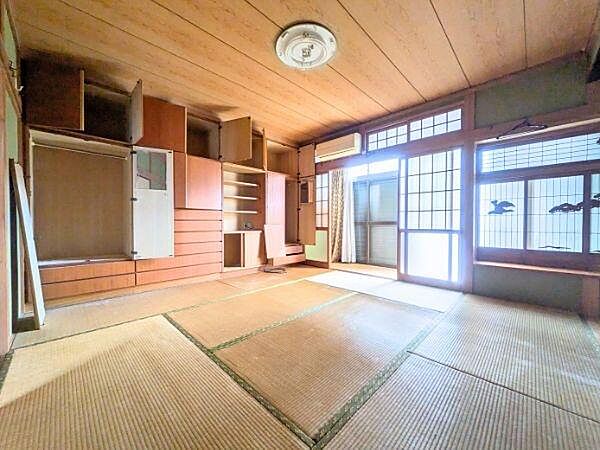 収納スペースが豊富に備わった和室です。障子と畳の調和が印象的で落ち着いた雰囲気が感じられます。自然光が広がる明るい空間です。天井や建具の木目も美しく趣があります。