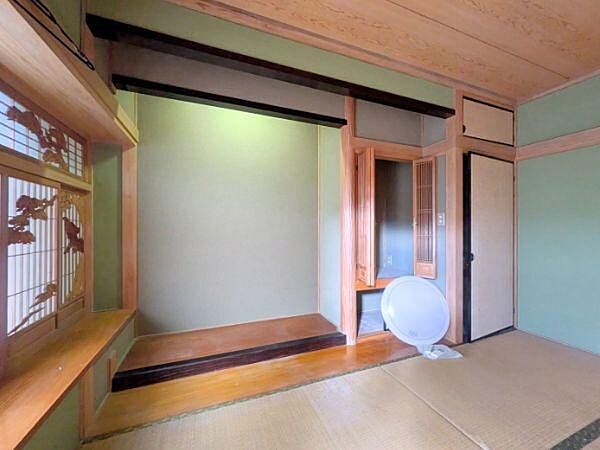落ち着いた色合いの内装が魅力の和室です。伝統的な造作や細やかな木の質感が映えます。窓には趣のある障子が施されています。床の間もあり和の雰囲気を感じられる空間です。