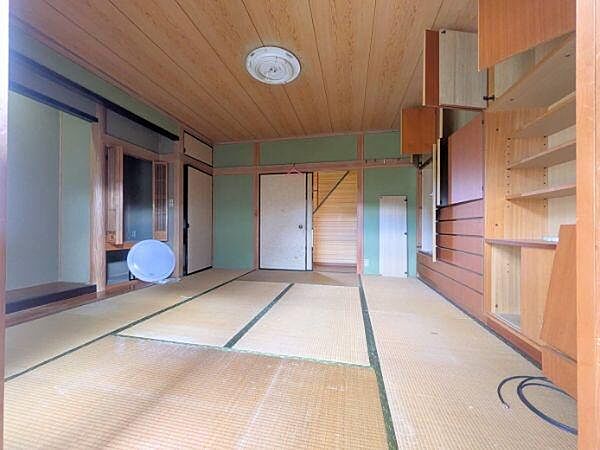 落ち着いた雰囲気が漂う和室です。収納棚や障子が空間にアクセントを加えています。畳ならではの柔らかさが広がり天井や壁の木目が特徴的です。和の魅力を感じられる部屋です。