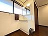 室内：収納キャビネット付きですっきりとした印象です。明るい照明が鏡を彩っています。クローゼットも近く使い勝手が良い配置です。