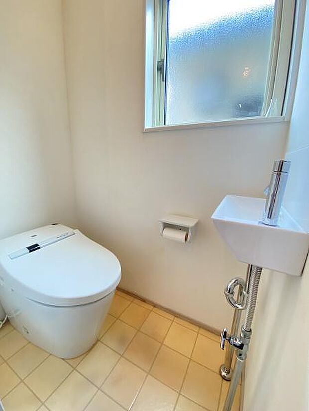 トイレはスタイリッシュなフォルムでお手入れも簡単。毎日使用するところだからこそ、清潔で快適な空間をお届けします。