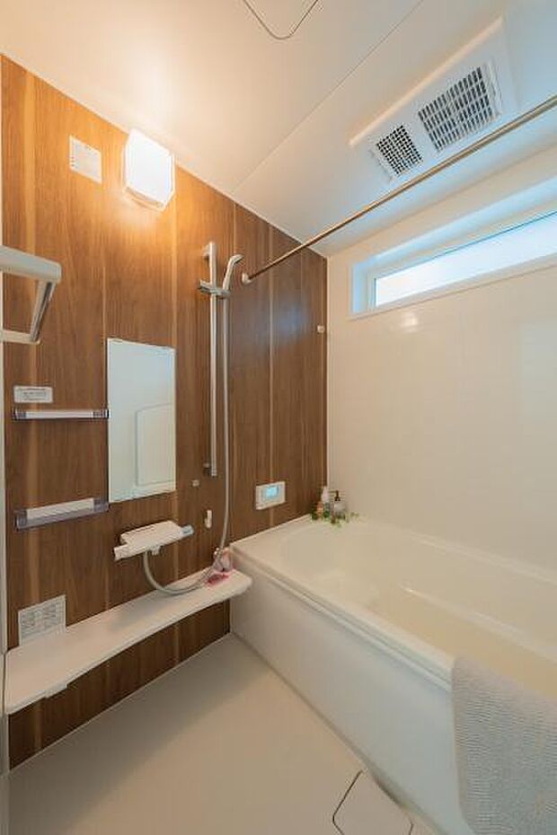 高窓から光を取り込む爽やかな印象の浴室。雨の日でも洗濯物を手軽に乾かせる浴室乾燥機が、快適な生活をサポートします。