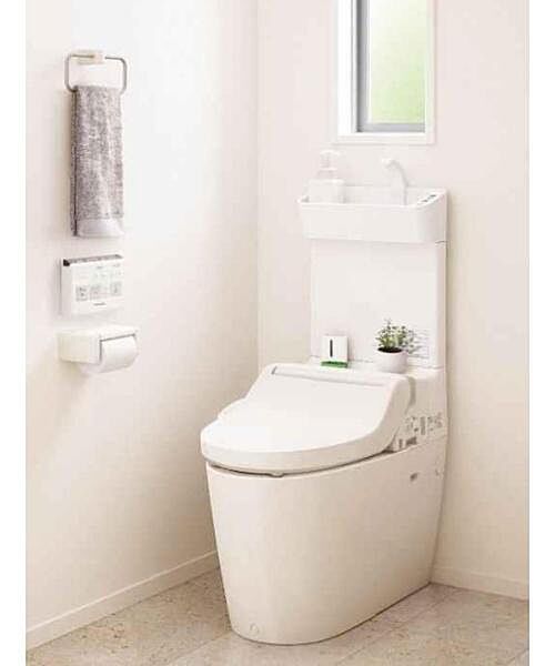 白を基調とした清潔感のあるトイレ。トイレは各階のあるので、朝の混雑時にも安心です！