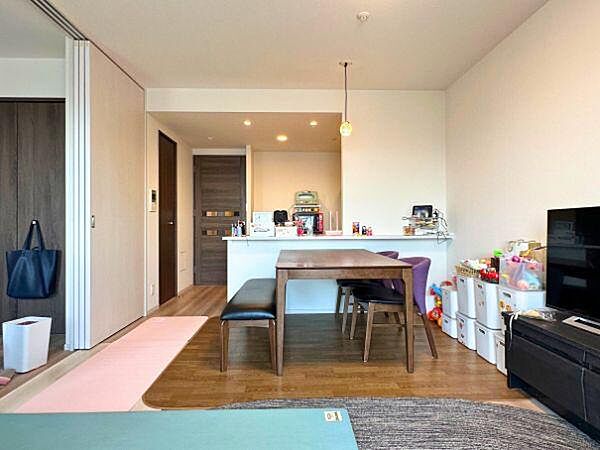 使いやすい3LDKのカウンター式キッチン、最上階のリビングで家族みんなの会話もはずみそう。※現在居住中につき、室内の家具・家電は売主様の所有物です。物件には基本的に付属いたしません。