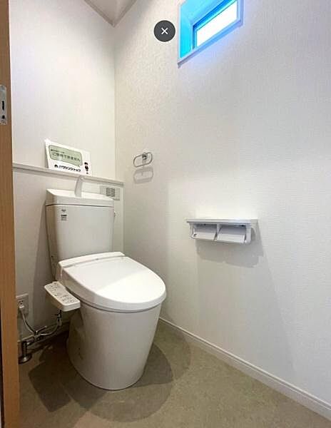 明るい窓付きで自然光が差し込むトイレです。壁や床は清潔感のあるシンプルな色合いとなっています。温水洗浄便座が備え付けられており便利にお使いいただけます。