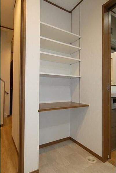 壁面を活かした収納棚が設けられており空間を効果的に利用できます。棚の高さが異なるため物の種類に合わせて整理しやすい仕様です。シンプルなデザインなので使い勝手が良いです。