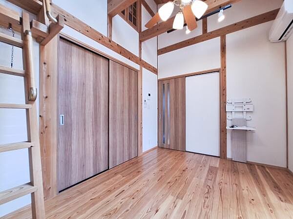広々としたリビングは開放感のある空間が印象的です。明るいフローリングが室内を爽やかに彩ります。
