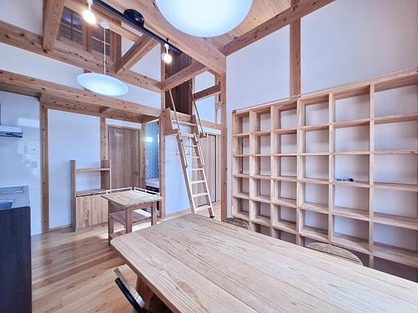 天井の木の梁が印象的なリビングです。収納が充実しており、リビング回りをすっきりと保ちやすいです。キッチンとのつながりも良好です。