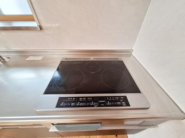 操作パネルが見やすいIHクッキングヒーターが設置されています。お手入れしやすいフラットな天板で使い勝手に配慮されています。デザインもシンプルでキッチン全体に調和しています。