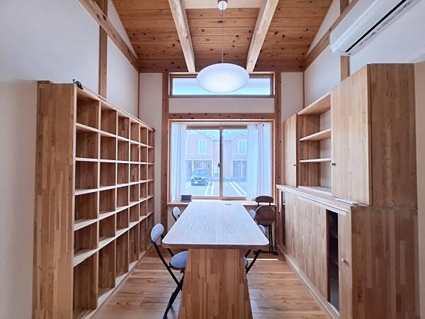 木目調の建具が空間にあたたかみを与えています。収納スペースも確保されており使い勝手に配慮されています。