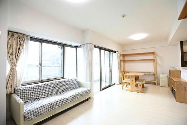 広々とした空間が広がり落ち着いた色合いのリビングです。窓が多く開放感があり風通しの良さも魅力的です。明るい日差しが差し込む空間です。