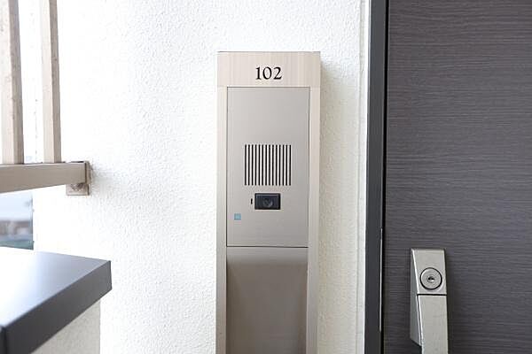 玄関横に設置されたインターホンがポイントです。訪問者の対応がしやすい配置となっています。