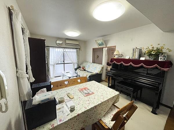 大きな窓から光が差し込み開放感があります♪