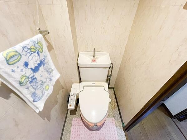 トイレには温水洗浄便座が備わっており快適にご利用いただけます。手洗い付きタンクが設置されているのも嬉しいポイント！