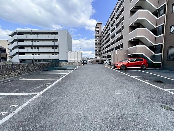 駐車場が広々としており車の出し入れがしやすい配置です。敷地内に駐車スペースが複数確保されているので利便性◎