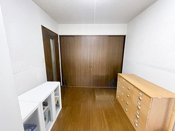 大きめのクローゼットが備わっており収納力があり。シンプルな内装で使いやすい空間です◎