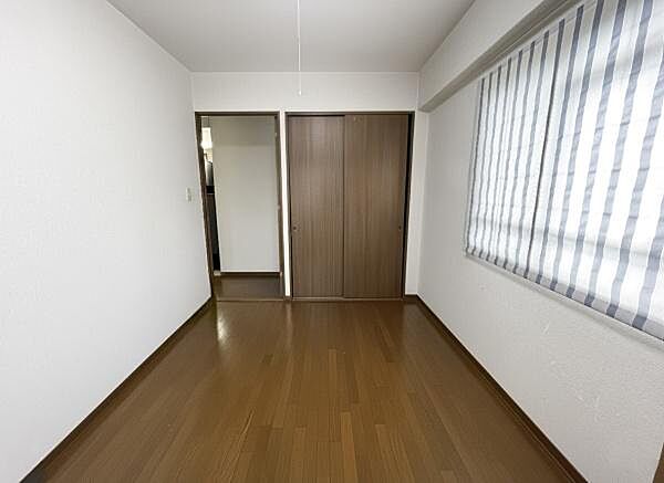 窓からの採光で室内が明るい洋室。収納付きで日常の使いやすさにも配慮されています◎