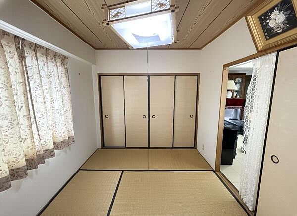 窓から自然光が入る6帖の和室。