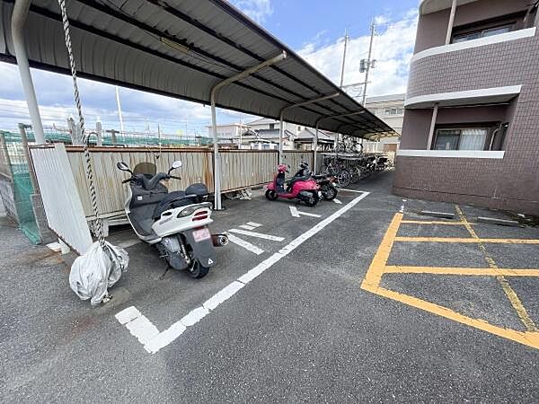 屋根付きのバイク置き場があるのでバイクを天候から守ることができます♪