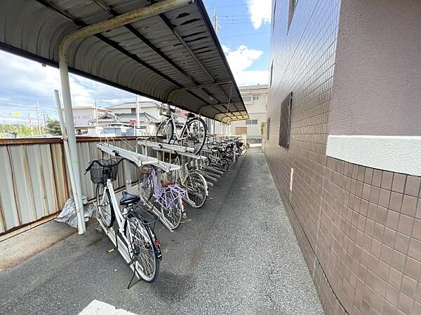屋根付きの駐輪場は2段式ラックで多くの台数を駐輪できます！アパート横に設置されており移動が便利◎