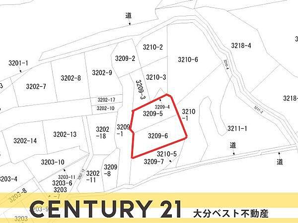 敷地の形状が分かりやすい間取り図です。周辺区画との位置関係も一目で確認できます。複数道路に面しているのでアクセスしやすい区画になっています。間取りの把握が容易で計画も立てやすい配置です。