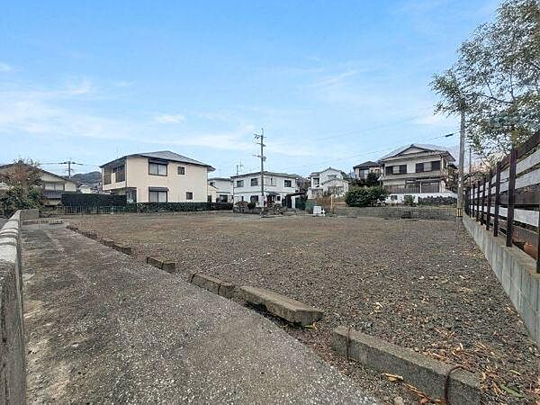 閑静な住宅街に位置する現地土地写真です。