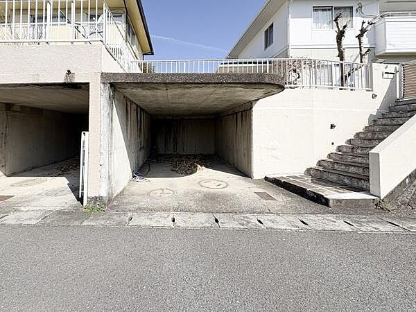 敷地内に屋根付きの駐車場が設けられています。雨天時も車をしっかり保護できます。隣接の階段から住居へのアクセスも便利です。