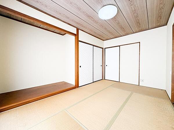 和の趣が感じられる落ち着いた雰囲気の和室。天井や建具の木目が温かみを演出しています。シンプルなデザインで様々な用途に対応できます。収納スペースも充実しています。
